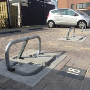 Parkeerbeugel met betonplaat